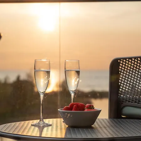 Marina By Hiekka - Sisaeltaeae Liinavaatteet Ja Loppusiivouksen Apartment Kalajoki